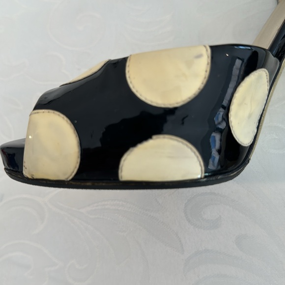 Valentino Garavani Black & Yellow Patent Leather Sandal. EU 39.5. - Picture 9 of 11